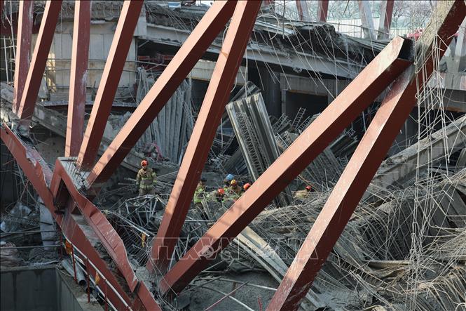 Hiện trường vụ sập công trình thư viện đang thi công tại Gwangju, Hàn Quốc, ngày 11/12/2025. Ảnh: Yonhap/TTXVN