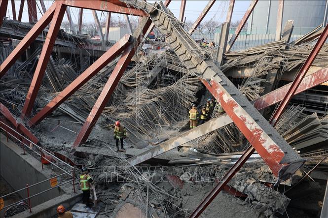 Hiện trường vụ sập công trình thư viện đang thi công tại Gwangju, Hàn Quốc, ngày 11/12/2025. Ảnh: Yonhap/TTXVN