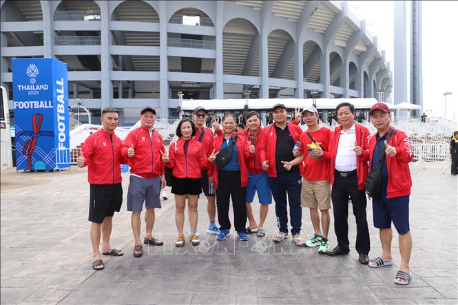 Nhóm cổ động viên từ Hà Tĩnh sang Thái Lan ủng hộ đoàn thể thao Việt Nam dự SEA Games. Ảnh: Đỗ Sinh - PV TTXVN tại Thái Lan