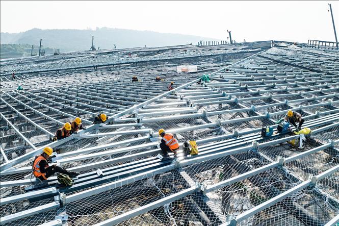 Công nhân làm việc tại công trình xây dựng nhà ga ở Sơn Tây, Trung Quốc ngày 27/10/2025. Ảnh: THX/TTXVN