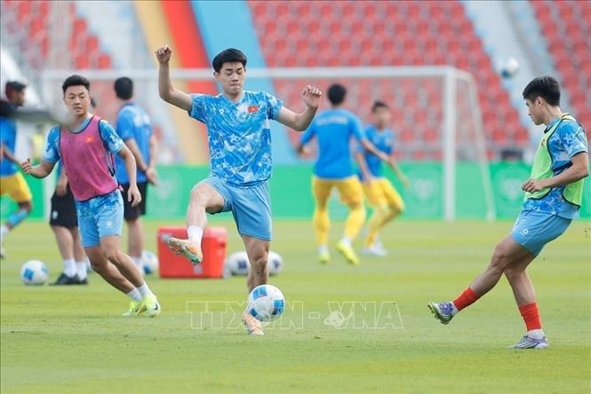 Các cầu thủ U22 Việt Nam khởi động trước trận đấu. Ảnh: Minh Quyết - PV TTXVN tại Thái Lan