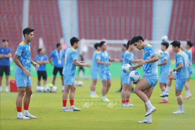 Các cầu thủ U22 Việt Nam khởi động trước trận đấu. Ảnh: Minh Quyết - PV TTXVN tại Thái Lan
