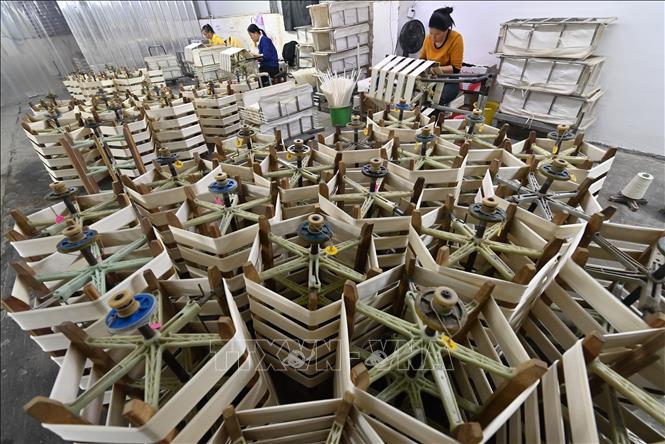 Công nhân làm việc tại nhà máy sản xuất tơ lụa ở Quảng Tây, Trung Quốc ngày 4/11/2025. Ảnh: THX/TTXVN