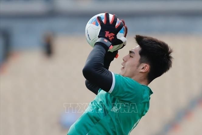 Các cầu thủ U22 Việt Nam khởi động trước trận đấu. Ảnh: Minh Quyết - PV TTXVN tại Thái Lan