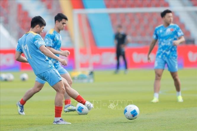 Các cầu thủ U22 Việt Nam khởi động trước trận đấu. Ảnh: Minh Quyết - PV TTXVN tại Thái Lan