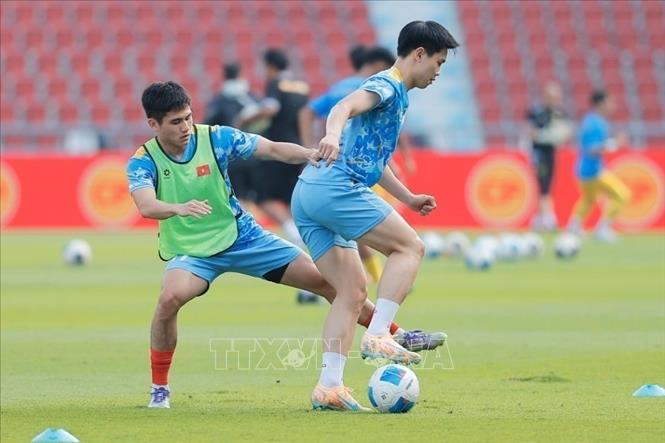Các cầu thủ U22 Việt Nam khởi động trước trận đấu. Ảnh: Minh Quyết - PV TTXVN tại Thái Lan