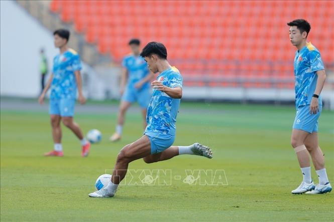 Các cầu thủ U22 Việt Nam khởi động trước trận đấu. Ảnh: Minh Quyết - PV TTXVN tại Thái Lan