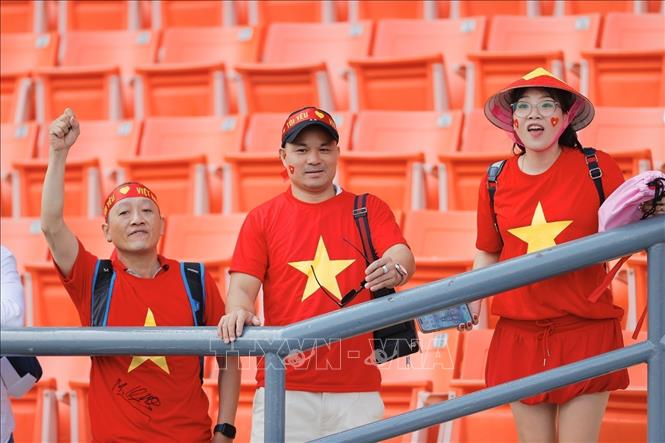 Khán giả đến sân cổ vũ cho đội tuyển U22 Việt Nam. Ảnh: Minh Quyết - PV TTXVN tại Thái Lan