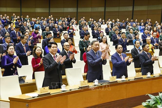 Tổng Bí thư Tô Lâm cùng các đồng chí lãnh đạo, nguyên lãnh đạo Đảng, Nhà nước và đại biểu thực hiện nghi thức chào cờ bế mạc kỳ họp. Ảnh: Doãn Tấn - TTXVN