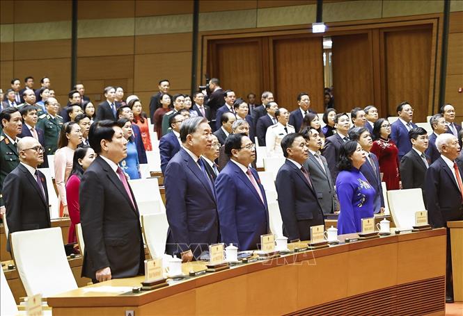Tổng Bí thư Tô Lâm cùng các đồng chí lãnh đạo, nguyên lãnh đạo Đảng, Nhà nước và đại biểu thực hiện nghi thức chào cờ bế mạc kỳ họp. Ảnh: Doãn Tấn - TTXVN
