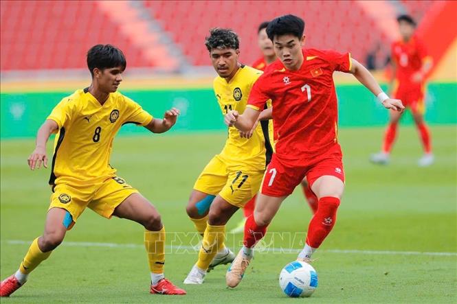 Ngay sau tiếng còi khai cuộc, các cầu thủ U22 Việt Nam đã liên tiếp triển khai các đường bóng tấn công. Ảnh: Minh Quyết - PV TTXVN tại Thái Lan