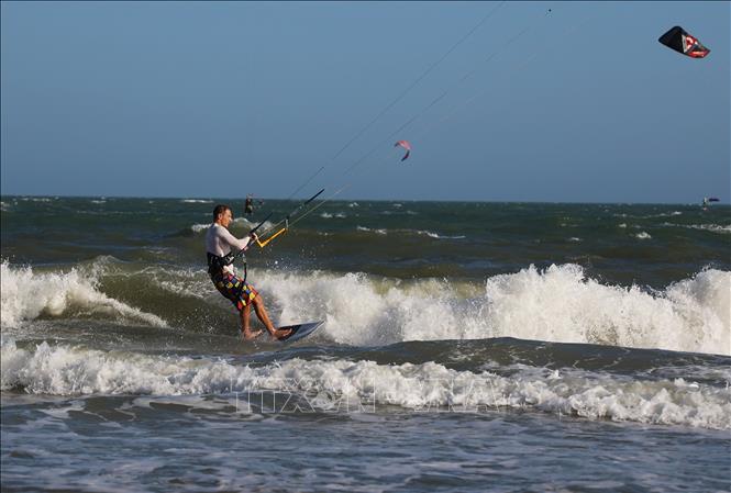 Tourists experience water sports on Mui Ne beach. VNA Photo