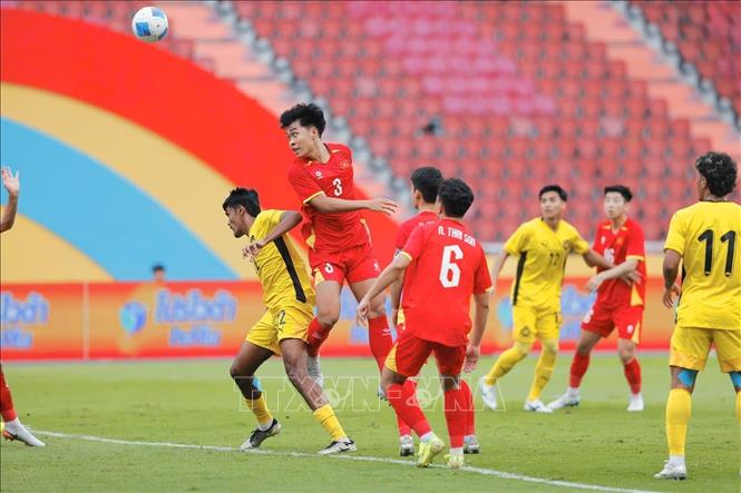 Ngay sau tiếng còi khai cuộc, các cầu thủ U22 Việt Nam đã liên tiếp triển khai các đường bóng tấn công, đẩy các cầu thủ U22 Malaysia vào thế phòng ngự. Ảnh: Minh Quyết - PV TTXVN tại Thái Lan