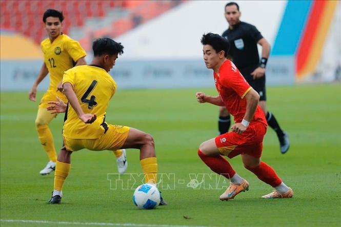 Ngay sau tiếng còi khai cuộc, các cầu thủ U22 Việt Nam đã liên tiếp triển khai các đường bóng tấn công, đẩy các cầu thủ U22 Malaysia vào thế phòng ngự. Ảnh: Minh Quyết - PV TTXVN tại Thái Lan