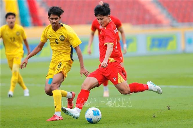Ngay sau tiếng còi khai cuộc, các cầu thủ U22 Việt Nam đã liên tiếp triển khai các đường bóng tấn công, đẩy các cầu thủ U22 Malaysia vào thế phòng ngự. Ảnh: Minh Quyết - PV TTXVN tại Thái Lan