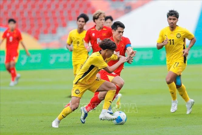 Một số đường lên bóng của U22 Malaysia nhưng không gây được nguy hiểm cho U22 Việt Nam. Ảnh: Minh Quyết - PV TTXVN tại Thái Lan