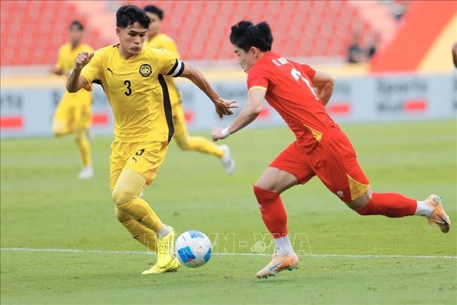 Đình Bắc (7) thi đấu xông xáo ở cánh trái và gây rất nhiều khó khăn cho hàng phòng ngự U22 Malaysia. Ảnh: Minh Quyết – PV TTXVN tại Thái Lan