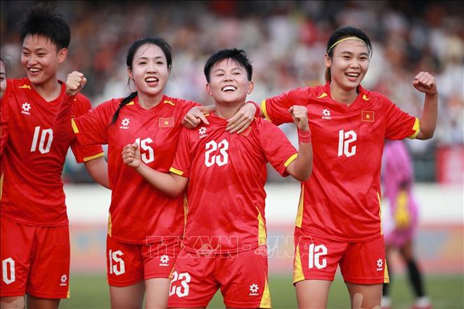 Các cầu thủ Việt Nam ăn mừng bàn thằng của Bích Thùy sau bàn thắng nâng tỉ số lên 2 - 0. Ảnh: TTXVN phát