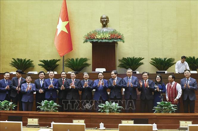 Tổng Bí thư Tô Lâm cùng các đồng chí lãnh đạo Đảng, Nhà nước với đại biểu dự bế mạc kỳ họp. Ảnh: Doãn Tấn - TTXVN