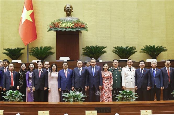 Tổng Bí thư Tô Lâm cùng các đồng chí lãnh đạo Đảng, Nhà nước với đại biểu dự bế mạc kỳ họp. Ảnh: Doãn Tấn - TTXVN