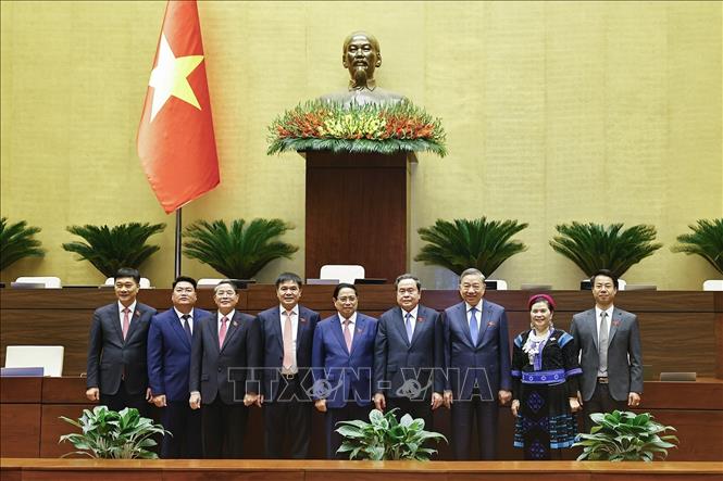 Tổng Bí thư Tô Lâm cùng các đồng chí lãnh đạo Đảng, Nhà nước với đại biểu dự bế mạc kỳ họp. Ảnh: Doãn Tấn - TTXVN