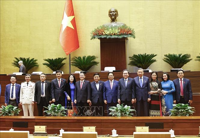 Tổng Bí thư Tô Lâm cùng các đồng chí lãnh đạo Đảng, Nhà nước với đại biểu dự bế mạc kỳ họp. Ảnh: Doãn Tấn - TTXVN