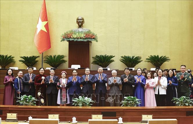 Tổng Bí thư Tô Lâm cùng các đồng chí lãnh đạo Đảng, Nhà nước với đại biểu dự bế mạc kỳ họp. Ảnh: Doãn Tấn - TTXVN