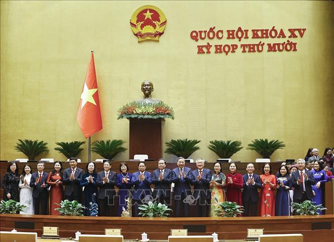 Tổng Bí thư Tô Lâm cùng các đồng chí lãnh đạo Đảng, Nhà nước với đại biểu dự bế mạc kỳ họp. Ảnh: Doãn Tấn - TTXVN