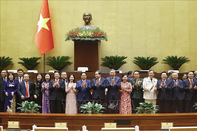 Tổng Bí thư Tô Lâm cùng các đồng chí lãnh đạo Đảng, Nhà nước với đại biểu dự bế mạc kỳ họp. Ảnh: Doãn Tấn - TTXVN