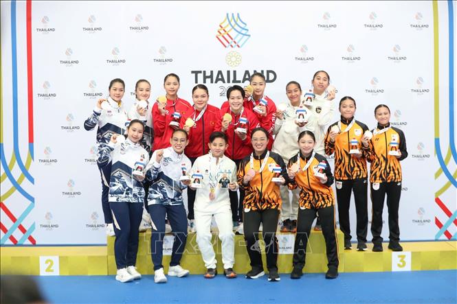 Các VĐV Nguyễn Thị Phương, Nguyễn Ngọc Trâm, Bùi Ngọc Nhi và Hoàng Thị Thu Uyên xuất sắc giành HCV nội dung Kata đồng đội nữ. Ảnh: TTXVN phát