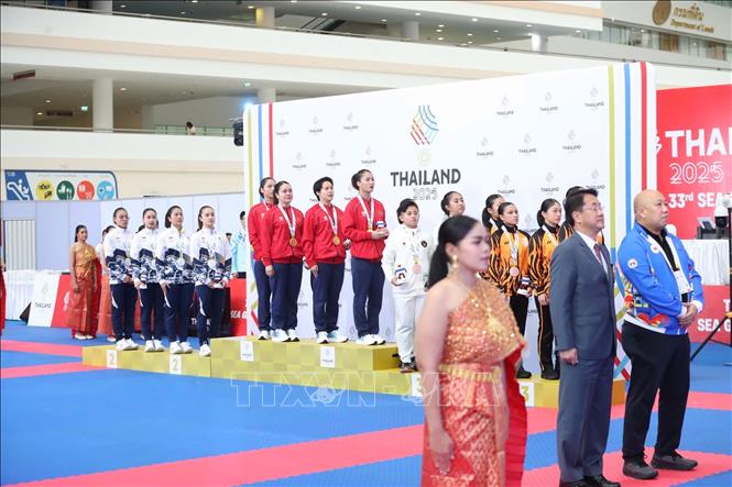 Các VĐV Nguyễn Thị Phương, Nguyễn Ngọc Trâm, Bùi Ngọc Nhi và Hoàng Thị Thu Uyên xuất sắc giành HCV nội dung Kata đồng đội nữ. Ảnh: TTXVN phát