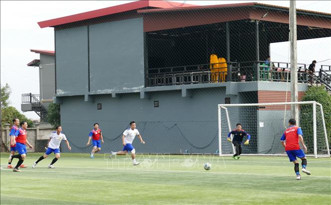 Một pha bóng trong trận khai mạc. Ảnh: Xuân Tú - PV TTXVN tại Lào