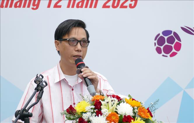 Ông Lê Văn Thụy, Phó Chủ tịch Tổng hội người Việt Nam tại Lào, phát biểu khai mạc giải đấu. Ảnh: Xuân Tú - PV TTXVN tại Lào