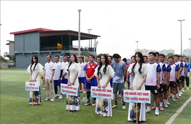 Các đội bóng tham dự giải đấu. Ảnh: Xuân Tú - PV TTXVN tại Lào