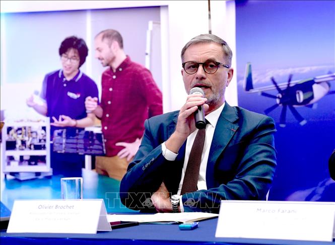 Đại sứ Pháp Olivier Brochet phát biểu tại họp báo. Ảnh: Việt Đức - TTXVN