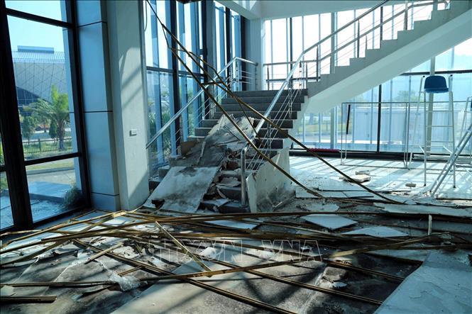 Bên trong nhà thi đấu thể thao dưới nước tại Khu liên hợp thể thao tỉnh Quảng Ninh bị hư hỏng nặng do bão số 3. Ảnh: Đức Hiếu - TTXVN