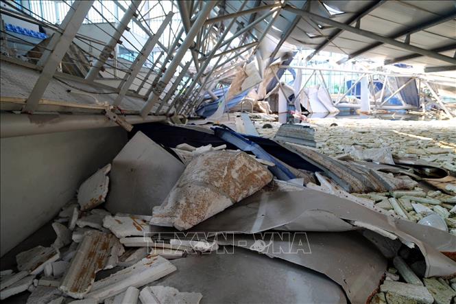 Bên trong nhà thi đấu thể thao dưới nước tại Khu liên hợp thể thao tỉnh Quảng Ninh bị hư hỏng nặng do bão số 3. Ảnh: Đức Hiếu - TTXVN