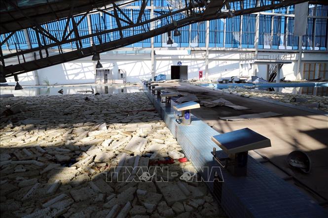 Bên trong nhà thi đấu thể thao dưới nước tại Khu liên hợp thể thao tỉnh Quảng Ninh bị hư hỏng nặng do bão số 3. Ảnh: Đức Hiếu - TTXVN