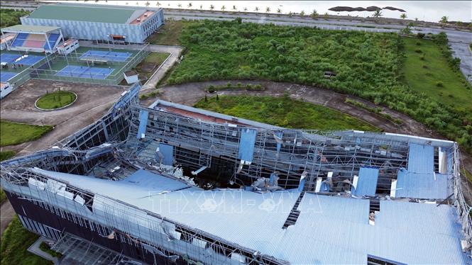 Phần mái nhà thi đấu thể thao dưới nước tại Khu liên hợp thể thao tỉnh Quảng Ninh bị hư hỏng nặng do bão số 3. Ảnh: Đức Hiếu - TTXVN