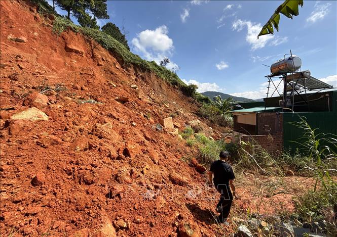 Một nhà dân tại khu vực thôn Quảng Hiệp (xã Hiệp Thạnh, tỉnh Lâm Đồng) bị đất đá sạt lở áp sát phía sau nhà. Ảnh: Nguyễn Dũng – TTXVN 