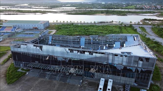Nhà thi đấu thể thao dưới nước tại Khu liên hợp thể thao tỉnh Quảng Ninh bị hư hỏng nặng do bão số 3. Ảnh: Đức Hiếu - TTXVN