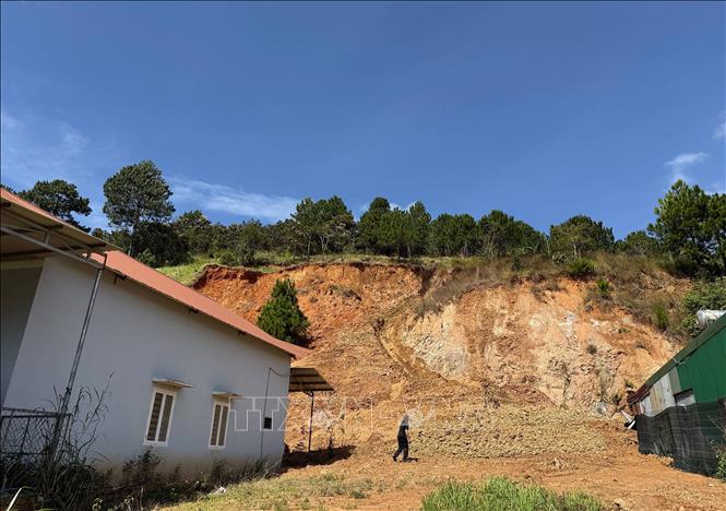 Đoạn bờ taluy thuộc đồi thông 35ha bị sạt lở, đe dọa an toàn tại khu vực dân cư thuộc vực thôn Quảng Hiệp (xã Hiệp Thạnh, tỉnh Lâm Đồng). Ảnh: Nguyễn Dũng – TTXVN 