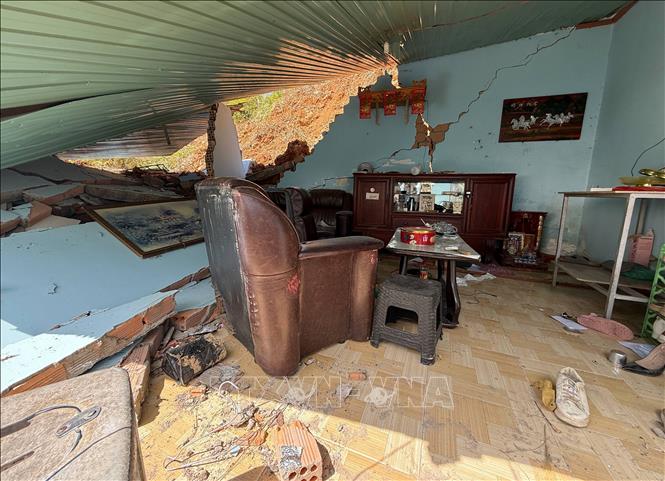 Căn nhà của một hộ dân tại thôn Quảng Hiệp (xã Hiệp Thạnh, tỉnh Lâm Đồng), khu vực phía sau nhà máy thủy điện Quảng Hiệp bị đất đá sạt lở làm sập một phần. Ảnh: Nguyễn Dũng – TTXVN 