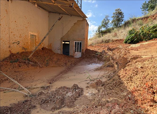 Một lượng lớn đất đá sạt lở, vùi lấp phía sân sau của một nhà dân tại thôn Quảng Hiệp (xã Hiệp Thạnh, tỉnh Lâm Đồng). Ảnh: Nguyễn Dũng – TTXVN 