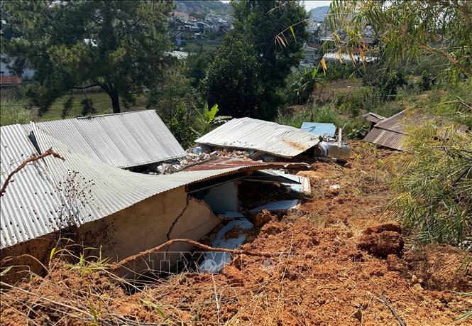 Căn nhà của một hộ dân tại thôn Quảng Hiệp (xã Hiệp Thạnh, tỉnh Lâm Đồng), khu vực phía sau nhà máy thủy điện Quảng Hiệp bị đất đá sạt lở làm sập một phần. Ảnh: Nguyễn Dũng – TTXVN 