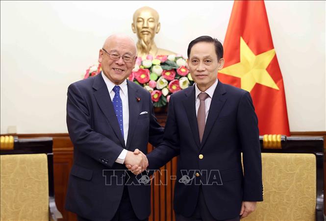 Bộ trưởng Ngoại giao Lê Hoài Trung tiếp Cố vấn đặc biệt Liên minh nghị sĩ hữu nghị Nhật - Việt Takebe Tsutomu. Ảnh: An Đăng - TTXVN