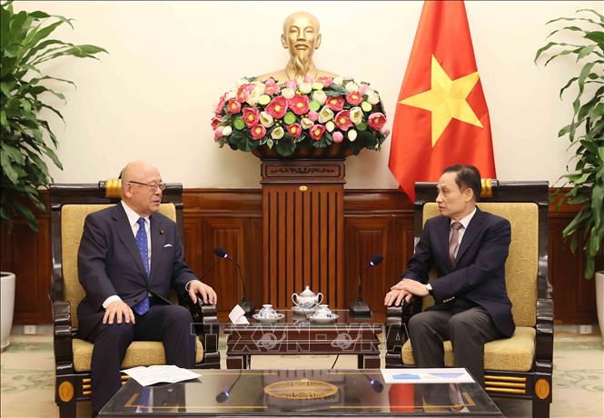 Bộ trưởng Ngoại giao Lê Hoài Trung tiếp Cố vấn đặc biệt Liên minh nghị sĩ hữu nghị Nhật - Việt Takebe Tsutomu. Ảnh: An Đăng - TTXVN