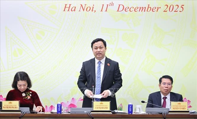 Ủy viên Ủy ban Dân nguyện và Giám sát của Quốc hội Cao Mạnh Linh trả lời các câu hỏi của các nhà báo. Ảnh: Minh Đức – TTXVN