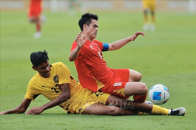 Khuất Văn Khang bị cầu thủ U22 Malaysia phạm lỗi. Ảnh: Minh Quyết – PV TTXVN tại Thái Lan