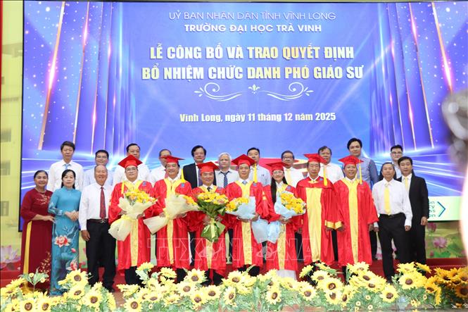 Các tân Phó Giáo sự chụp ảnh lưu niệm cùng lãnh đạo nhà trường. Ảnh: Thanh Hòa - TTXVN